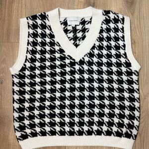 Pink Rose V-Neck Sweater Vest in Black and White size Large